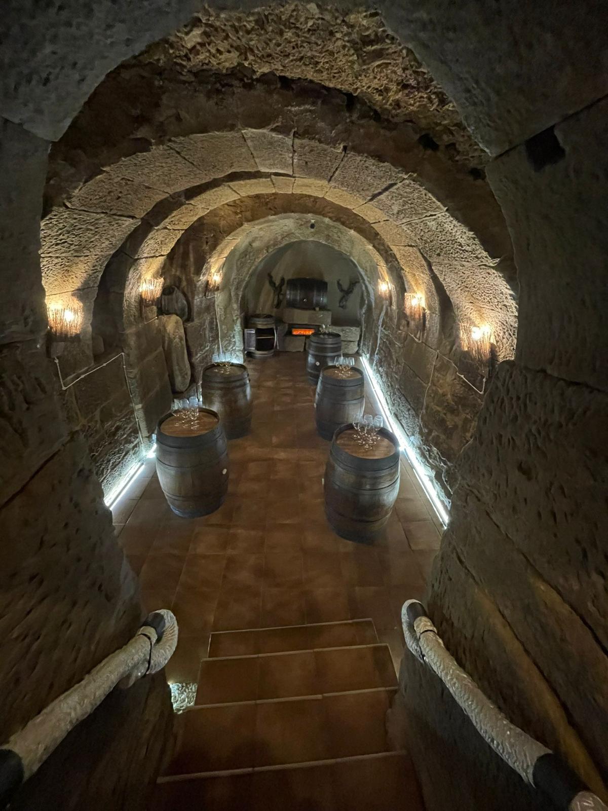 Calado o cueva con barricas